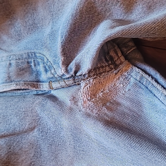 VINTAGE 1990s LEVI 501. BUTTON FLY. DISTRESSED AMAZING OLD PAIR OF JEANS. - Picture 2 of 13